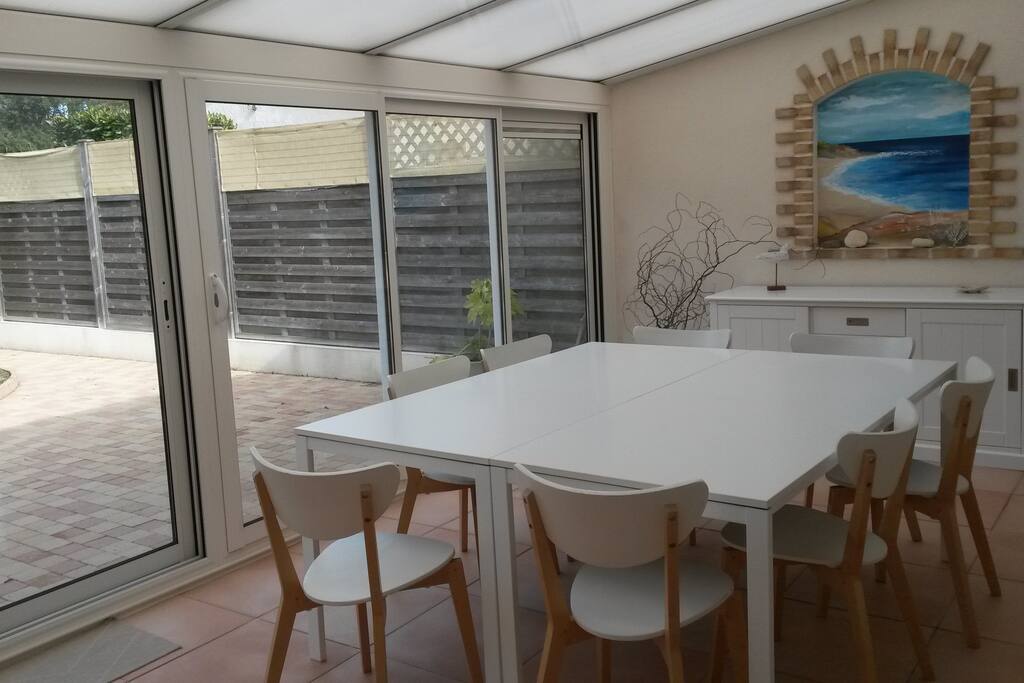 La véranda avec terrasse extérieure.