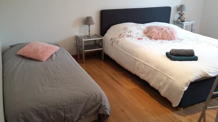 Spálňa 1 na prízemí: 1 lôžko 160 x 200 cm a posteľ 90*190 cm