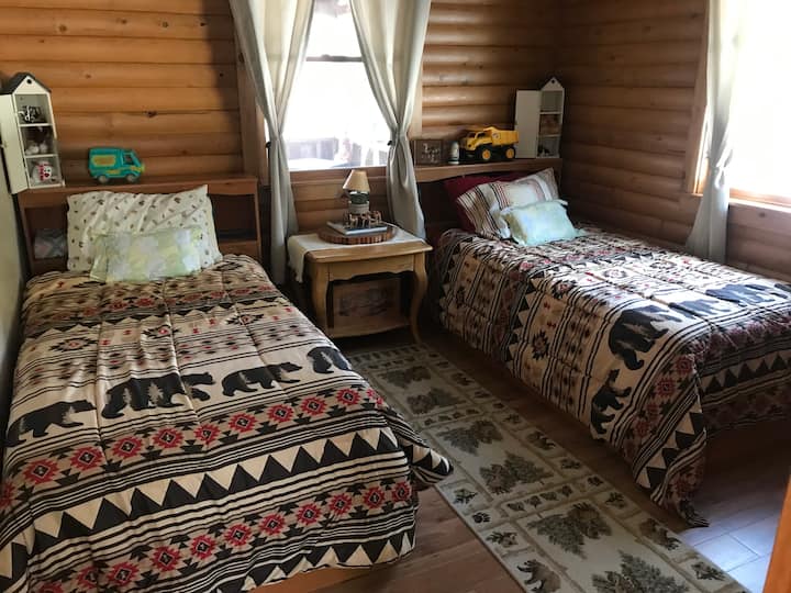 mapacha wawili katika ngazi za chini za chumba cha kulala