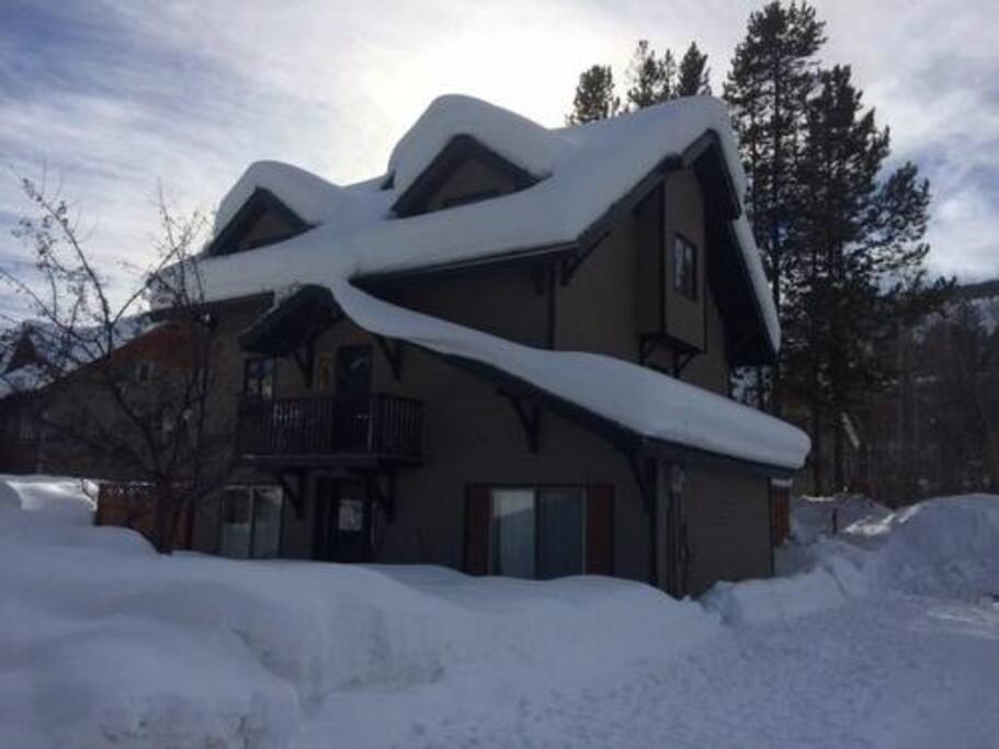 Beautiful year round! Ski in/out.