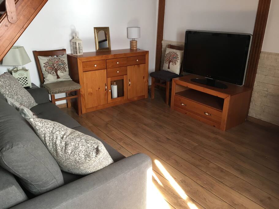 Espacio de relax del salón con la TV.