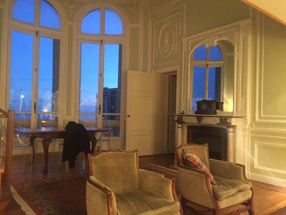 Sala da pranzo e Salone con camino.