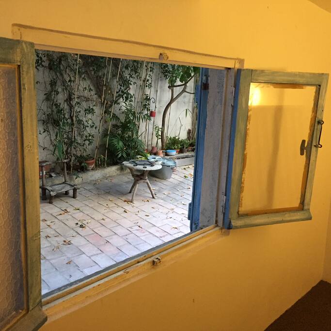Petit Atelier dans la cour extérieure donnant sur une cour extérieure (non incluse dans la location)
