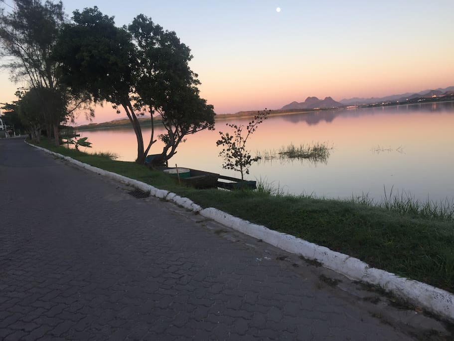 Vista da lagoa, tirada na entrada tá rua do prédio, onde fica a guarita do segurança