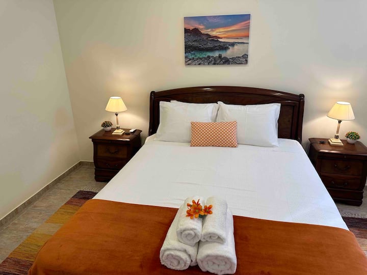 Orange Room 
Wake up a osviežte sa v manželskej posteli s super pohodlnou pamäťovou posteľou, vankúšmi a bavlnenou posteľnou bielizňou.