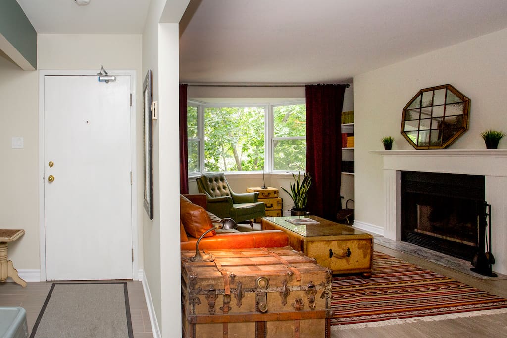 Genuine leather seating and carefully selected local vintage décor create a homey atmosphere