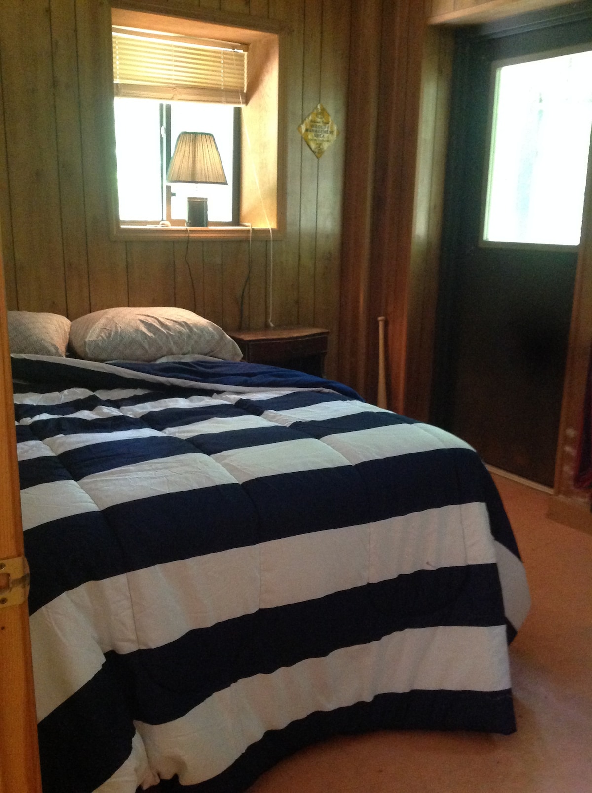 Spálňa na nižšej úrovni. Manželská posteľ č.2