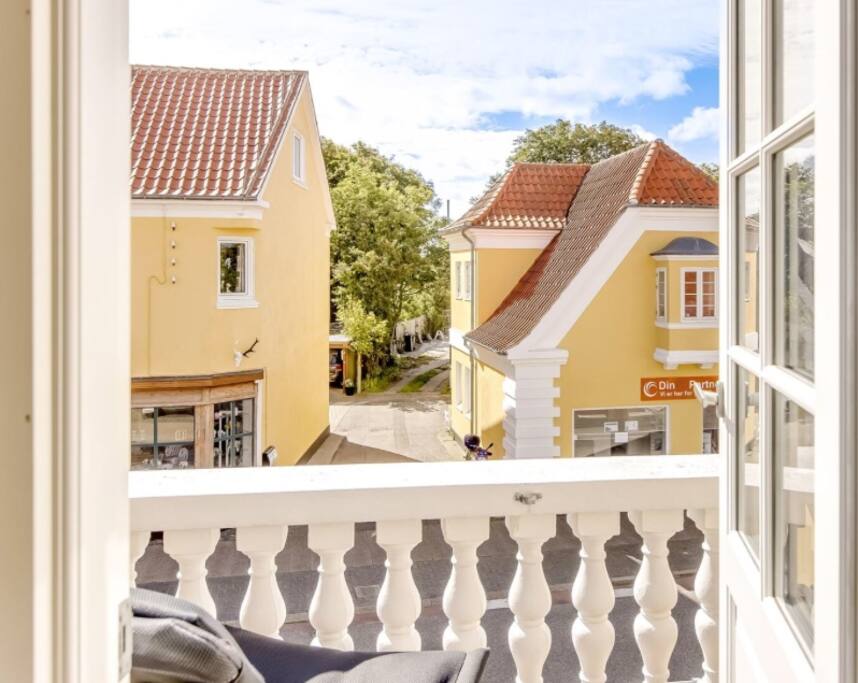 Fin lille altan med kig over hovedgaden og Skagen Museeum.