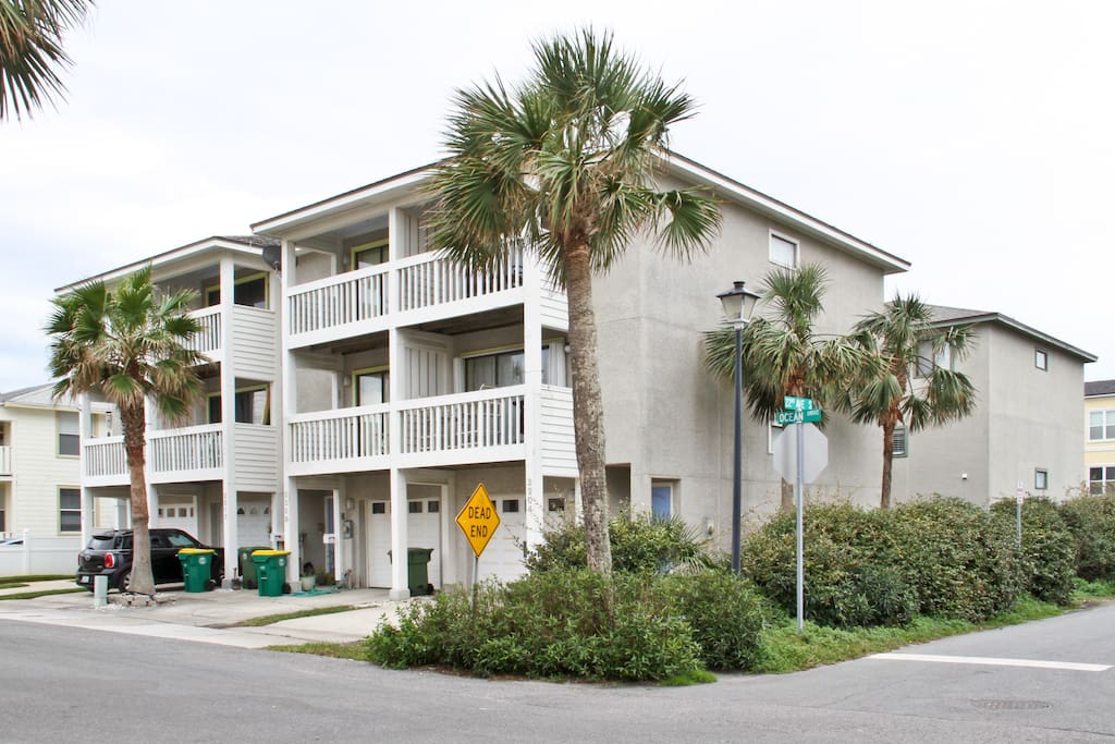 End unit townhome