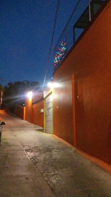 Fácil acceso y buena iluminación externa nocturna.