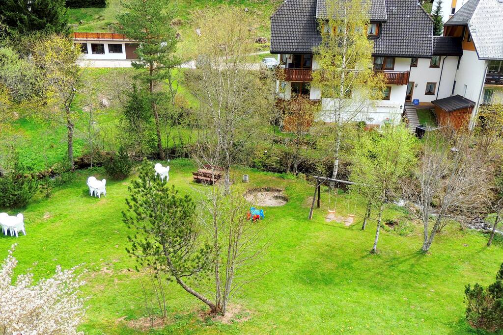 Große Spiel- und Grillwiese direkt an der Alb.