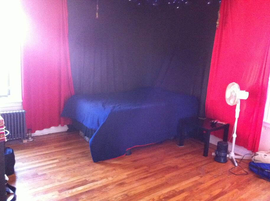 Large Bedroom w\Queen Bed (Casper Mattress)