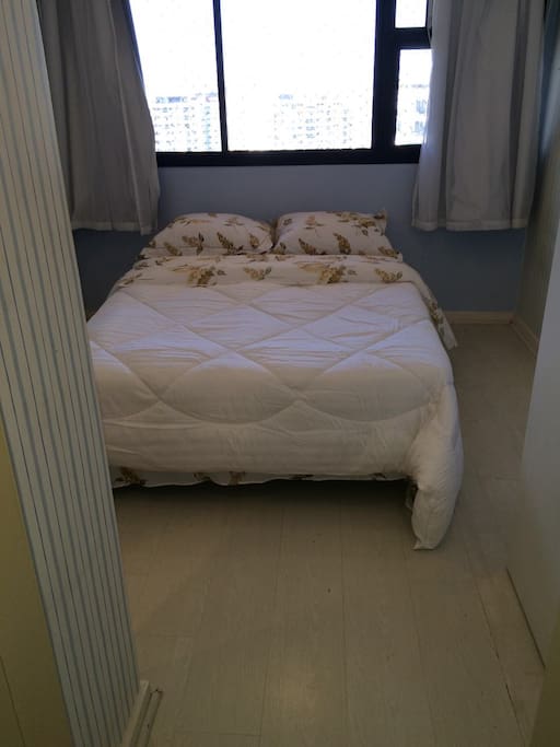 Cama e janela.
