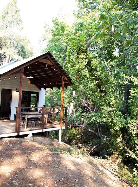 Apple Hill Farmstead Cottage: Waterfront & Hot Tub