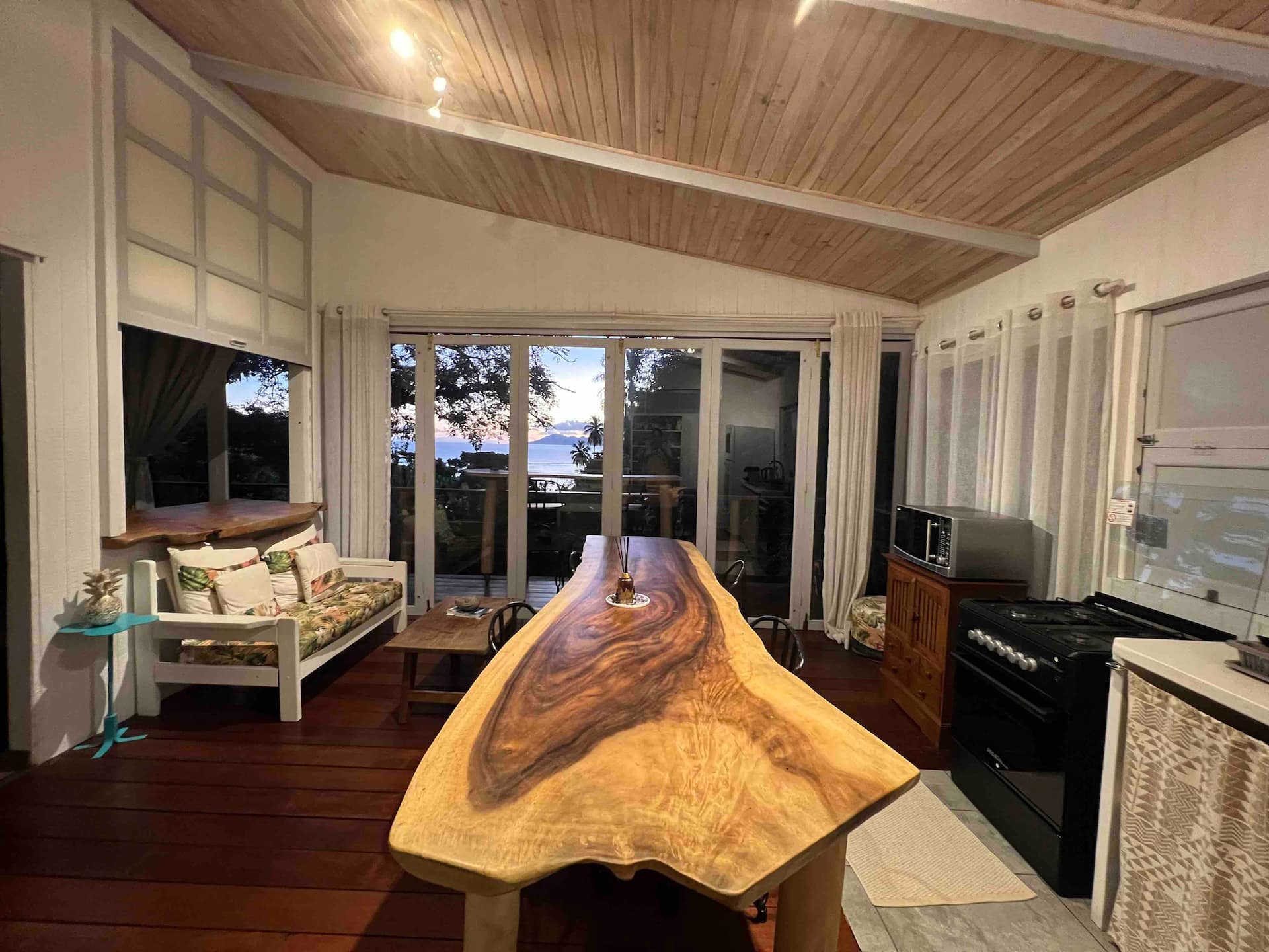 Charming bungalow with sea view Punaauia — photo 2