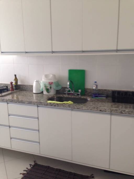 Tampo de mármore com cooktop.