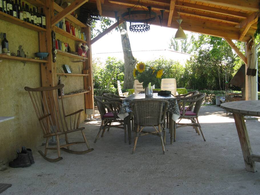 Ruim terras met schaduw/zon. Voor elk wat wils.
