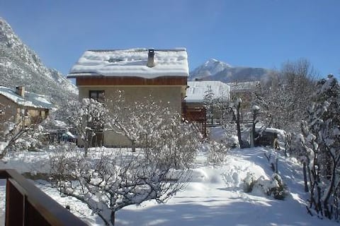 Propriété Airbnb réussie: garden level chalet à Briançon