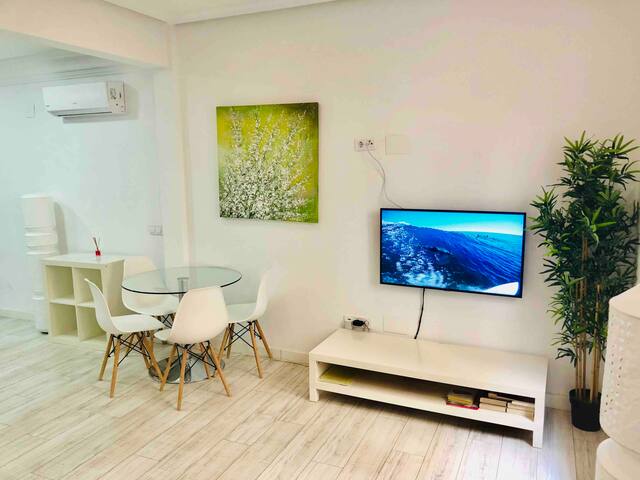 SUNNY & SLEEK Apartment in the Center of Madrid gallery image 2