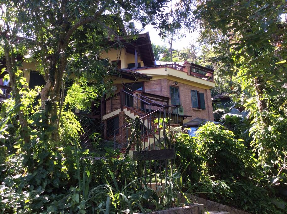 Lateral da casa com a vegetação