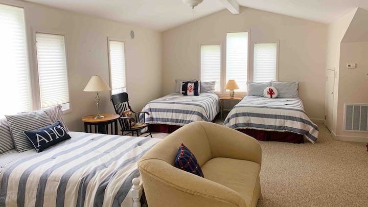 Три двойни легла на горния етаж