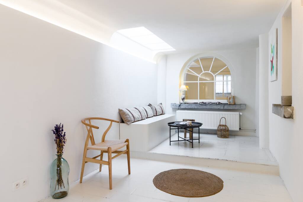 The reading corner is perfect to enjoy a coffee or tea, relax, read in our personal city guide ...