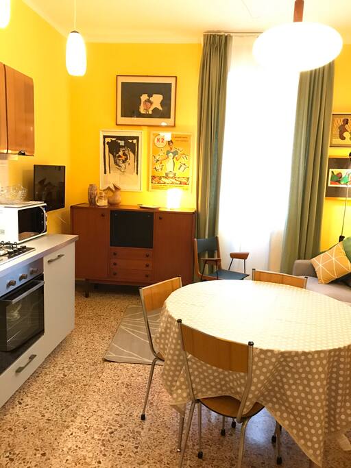 Oltre alla camera da letto matrimoniale il soggiorno e' stato pensato pre ospitare 1 ospite che potrà godere del suo spazio in modo confortevole avendo a disposizione un armadio a lui dedicato