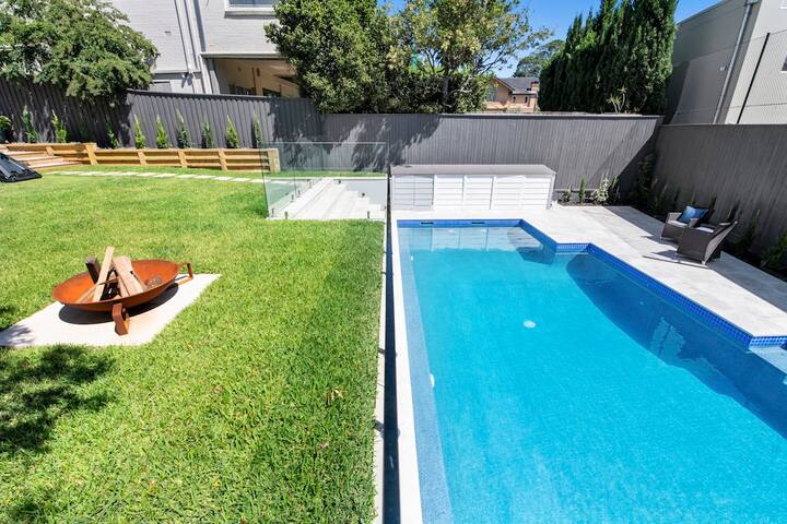 Stunning “Bellevue” Beach Home gallery image 4