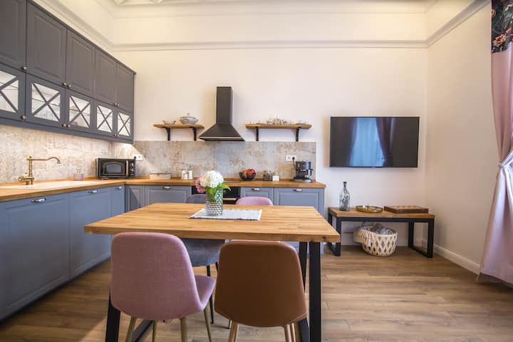 Lion's Bridge boutique 2BDRM apt, top center gem