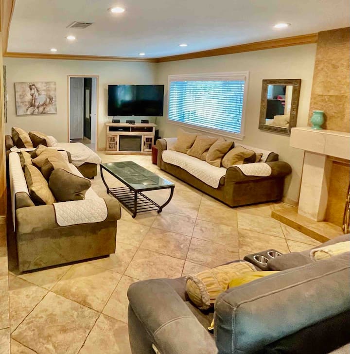 Spacious Home Near Disney With Private Yard - Buena Park, CA