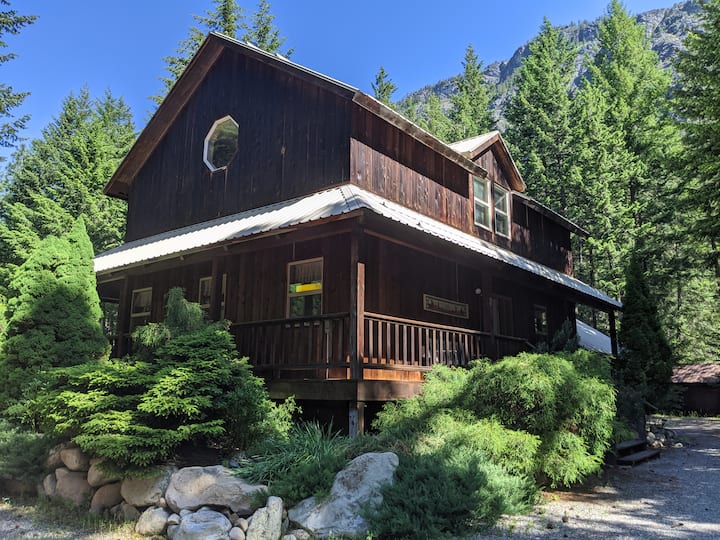 Mazama Retreat Goat Wall 3 Bedrooms + Huge Loft Houses for Rent in