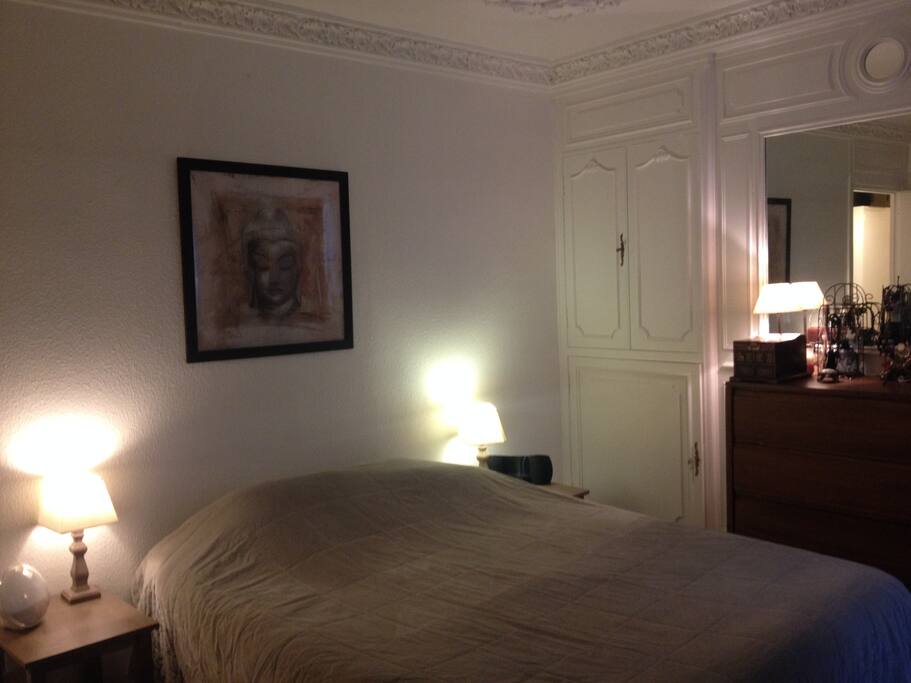 Une grand chambre parentale
