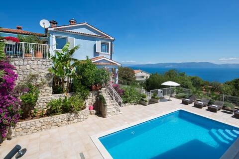 Spacious apartment with sea view
