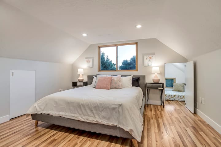 Главен кревет (широк 150-179 см) со луксузен брачен кревет (широк 180-179 см). Достапен е брачен кревет (широк 180-179