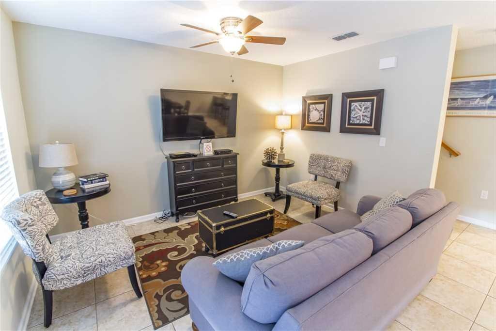 Great Space - The living room seats are comfortable, the view is spectacular, and the Florida experience is just around the corne