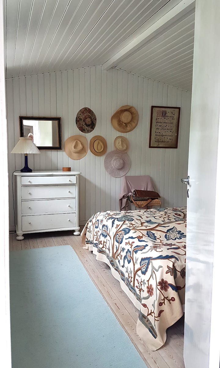 宽敞明亮的卧室、双人床和放衣物的空间