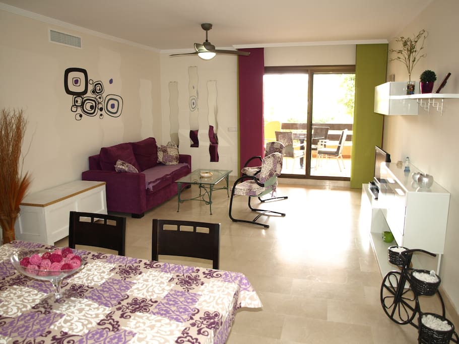 Amplio salón con ventilador de techo y AC, acceso directo a terraza y jardín.