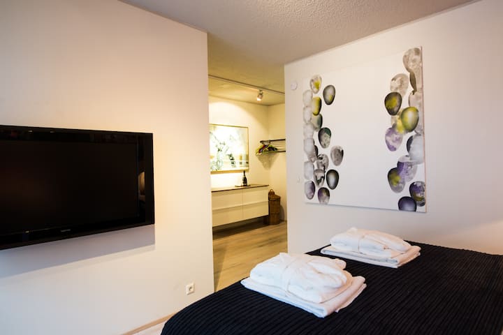 Svefnherbergi 1 m/king og aðliggjandi baðherbergi