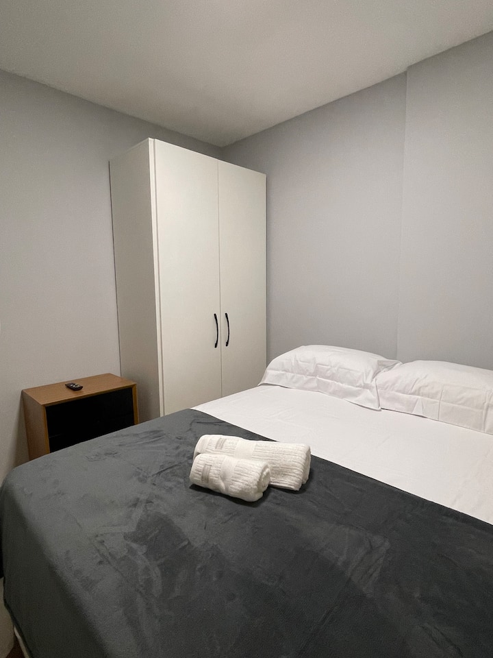 Chambre : lit double et placard