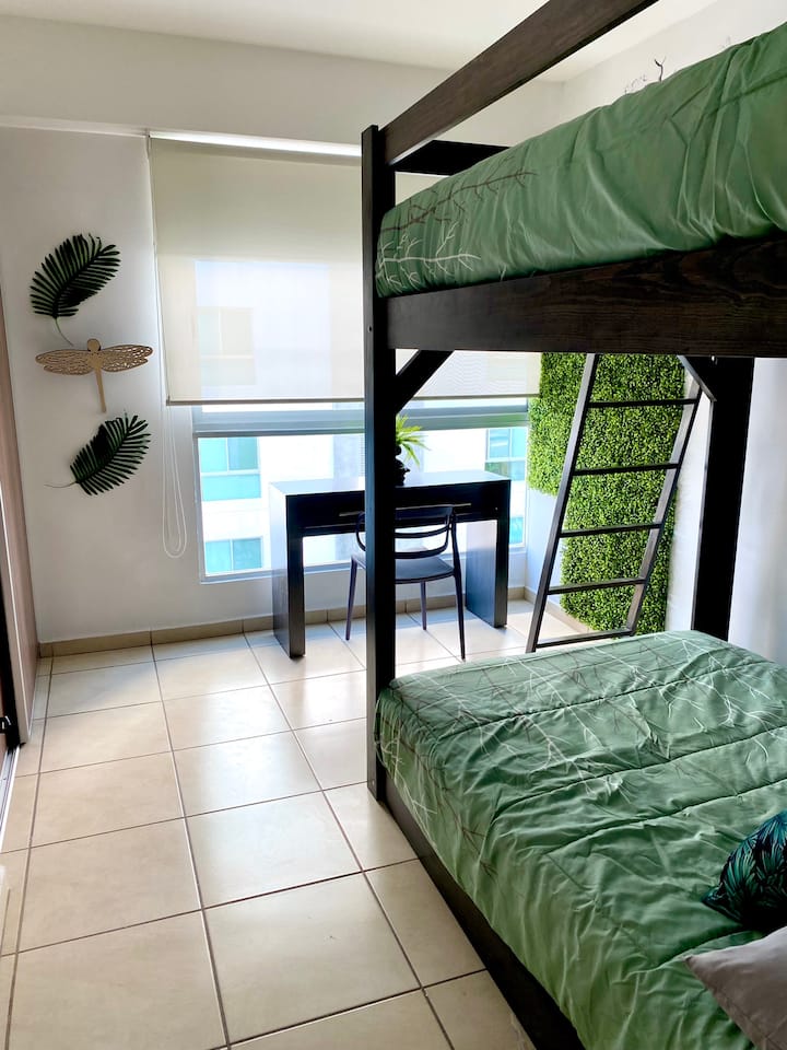Drittes Schlafzimmer mit Doppelhochbett und natürlich "Verdunkelungs" Vorhängen