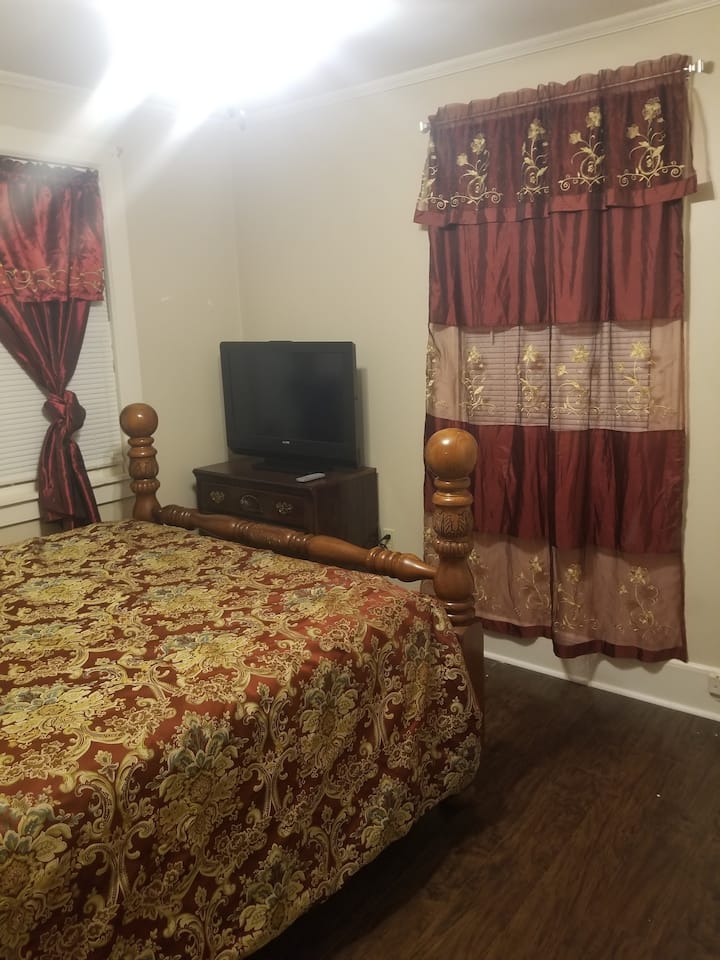 Deuxième chambre avec lit queen size.