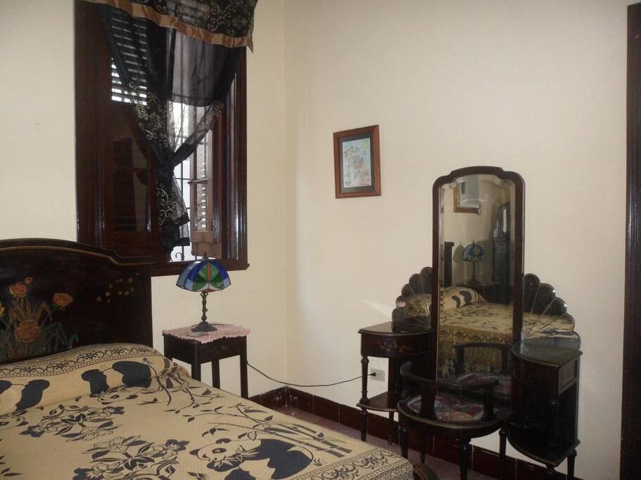 la convinacion del juego de mueble y el los mosaicos del piso