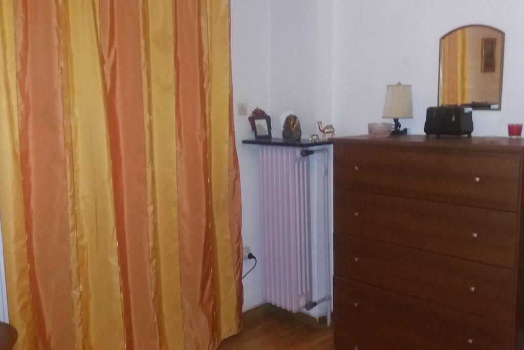 Partial window and dresser view. Μερική εικόνα παραθύρου και συρταριέρας.
