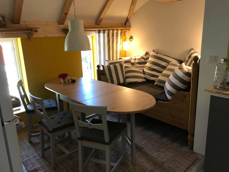 Gemütliche Essecke mit Küchenbett