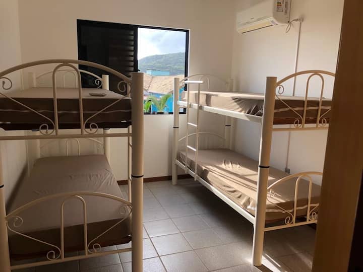 Dhomë me dy krevate marinarë (4 krevate) dhe ajër të kondicionuar