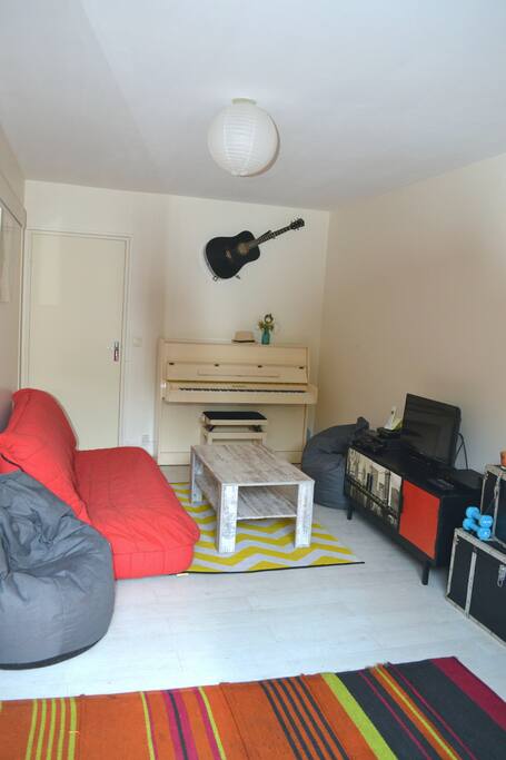 The living room and its piano