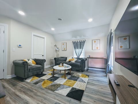 Modern Apt. Minutes from Downton Flushing