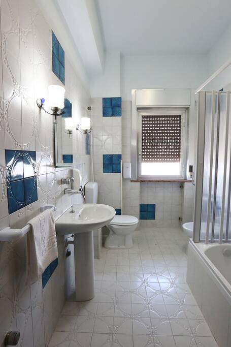 Il bagno è condiviso con un'altra camera del b&b
