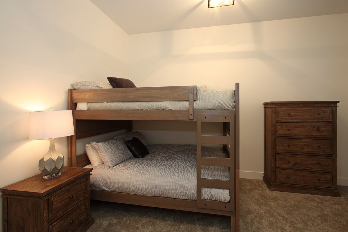 Spálňa č.4 s manželskou posteľou Queen nad poschodovou posteľou Queen + jednolôžkový výsuv 