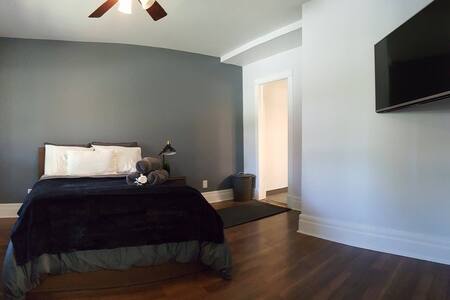 THE WANDERLUST ROOM: UNDER 5 MIN WALK TO FALLS!